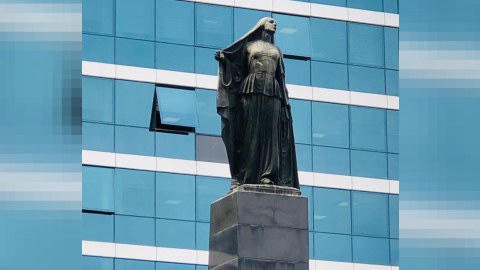 "Azad qadın heykəli"ndəki qadın KİMDİR...