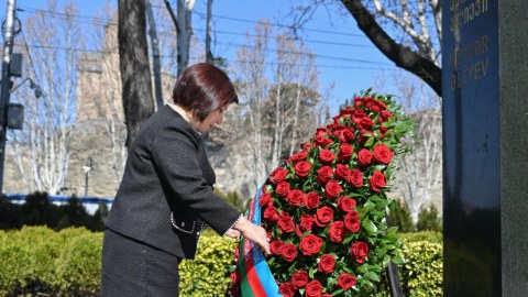 Spiker Tbilisidə Heydər Əliyevin abidəsini ziyarət edib - FOTO