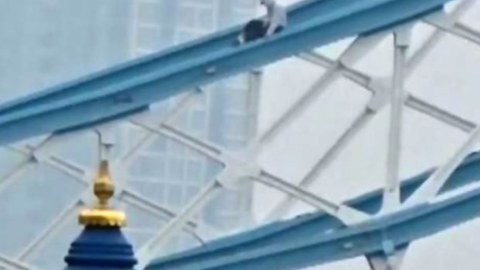 Londonun məşhur körpüsü bağlandı