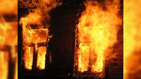 83 yaşlı kişi evində yanaraq öldü