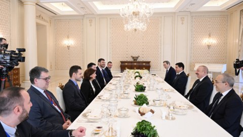 Prezidentlərin lanç əsnasında geniş tərkibdə görüşü oldu