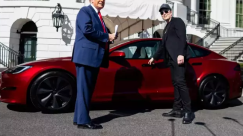Tramp özünə qırmızı "Tesla" aldı