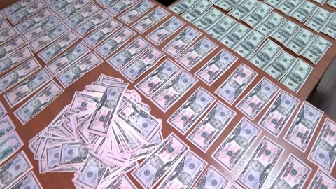 Bakıda dolları xüsusi üsullarla saxtalaşdıran dəstə ifşa olundu - VİDEO