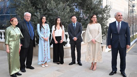 Leyla və Arzu Əliyevalar UNEC-də Çin dili təhsili alan tələbələrlə - FOTOLAR