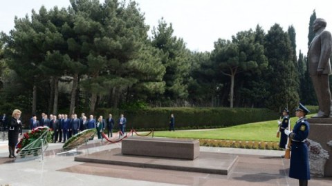 Matviyenko Heydər Əliyevin məzarını ziyarət edib