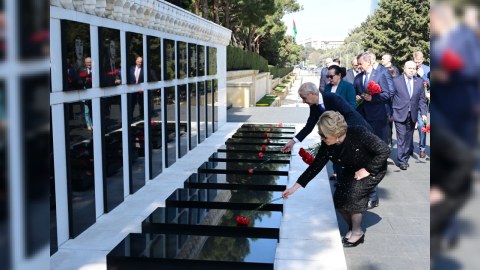 Matviyenko Şəhidlər xiyabanını ziyarət edib - FOTO