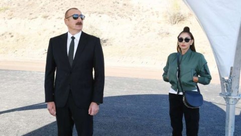 Prezident Suqovuşan sakinlərinə mənzillərin açarlarını təqdim etdi