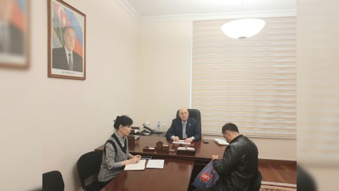 Əhliman Əmiraslanov parlamentdə vətəndaşları qəbul edib