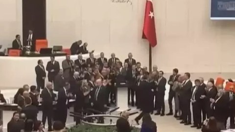 TBMM-in iclası deputatların etirazına görə təxirə salındı