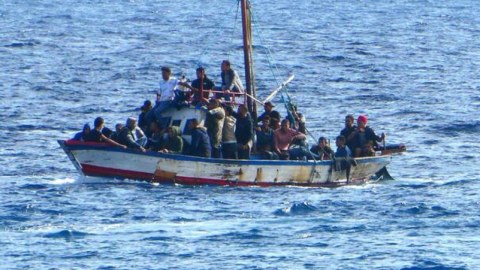 Miqrantları daşıyan qayıq batdı - Ölənlər var