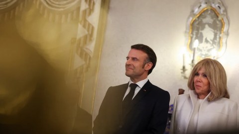 Makronun arvadının kişi olduğunu deyən jurnalist ədalət AXTARIR
