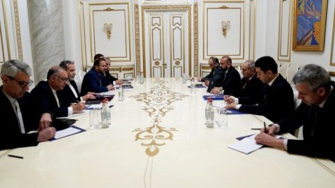 Paşinyan Araqçi ilə regional məsələləri müzakirə etdi