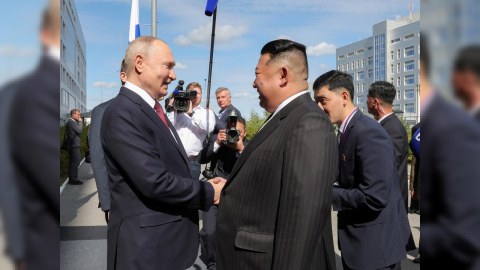 Putin Şimali Koreya liderini təltif etdi