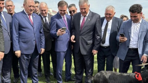 İcra başçısı bacısı oğlu ilə birlikdə xoruz döyüşdürdü - FOTO