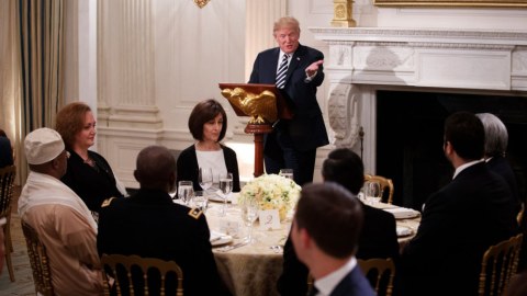Tramp iftar süfrəsində