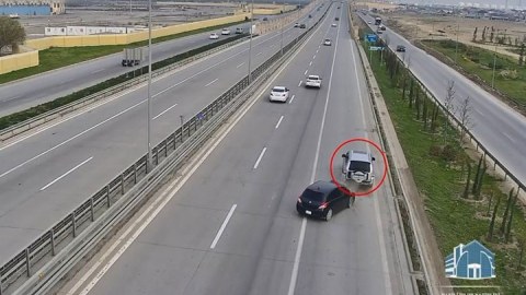 Aeroport yolunda geriyə hərəkət edən maşınlar qəza törətdilər - VİDEO