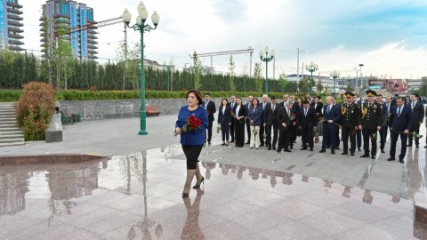 Sahibə Qafarova Heydər Əliyevin abidəsini ziyarət etdi - FOTO