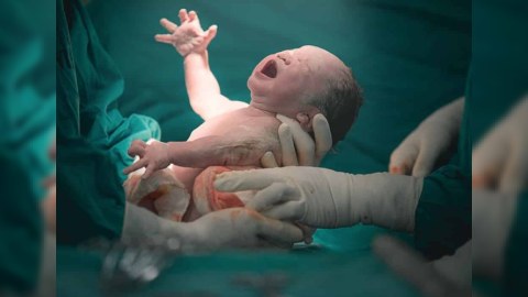 4 gün komada qalan hamilə qadın sağlam körpə dünyaya gətirdi