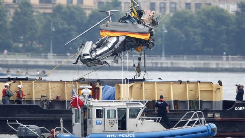Helikopter çaya düşdü: ölən var
