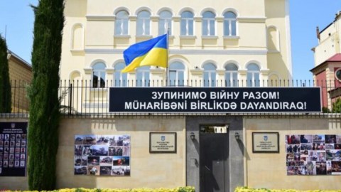 Ukraynanın Azərbaycandakı səfirliyində bayraqlar endirildi