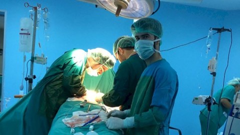Əməliyyat zamanı canlı yayım açan&nbsp;həkimlərə XƏBƏRDARLIQ