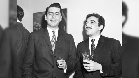 Markesi yumruqlayan, "sol"dan "sağ"a keçən Varqas Llosa...