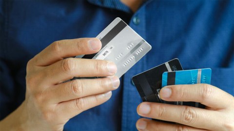 Bank kartlarından 32 min manat oğurlandı