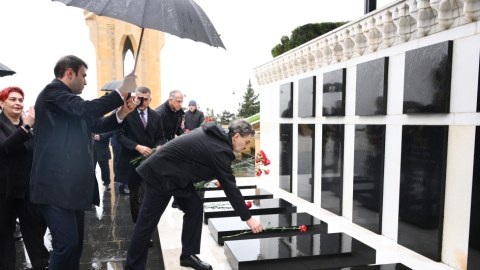 Gürcüstan Prezidenti Şəhidlər xiyabanında - FOTOLAR