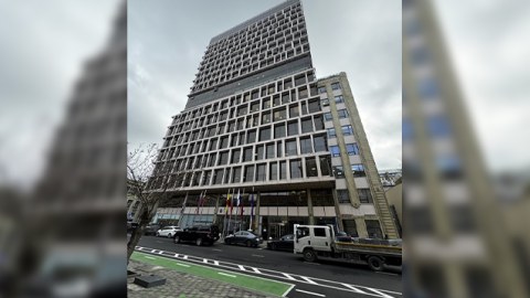 “Landmark” satıldı: işçilər binaya buraxılmadı