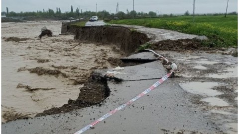 Sel Ağsuda avtomobil yolunu yararsız hala saldı