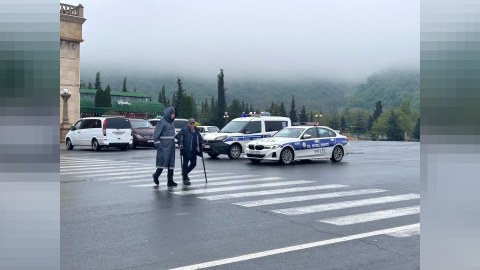 Çətin gündə çətir olan Azərbaycan polisi - FOTO+VİDEO