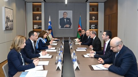 Ceyhun Bayramov Sloveniyanın XİN başçısı ilə görüşür