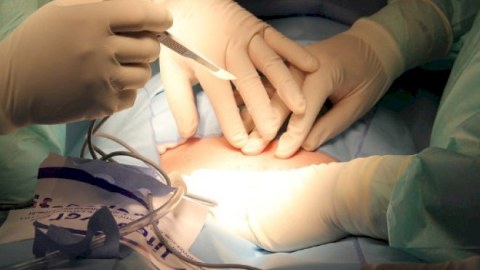Azərbaycanlı gənc böyrəyini 200 min dollara SATIB