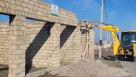Qubada sənədsiz ev söküldü - VİDEO