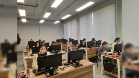 Məktəbli qızlar Avropa Qızlar İnformatika Olimpiadasında
