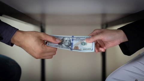 Ermənistanda rüşvət əməliyyatı - Məmurlar saxlanıldı