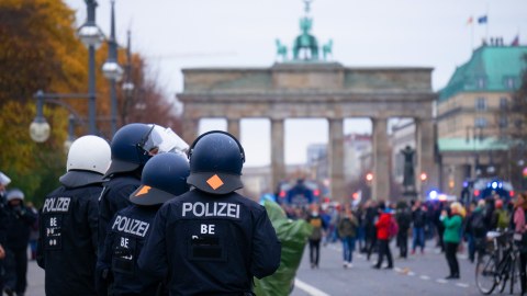 Berlinin mərkəzində ATIŞMA