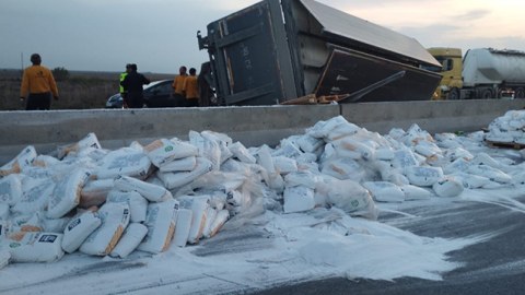 Yük maşını aşdı, yolu bağladı