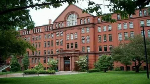 Harvard Universiteti Tramp administrasiyasını məhkəməyə verdi