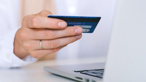 Bank kartlarından daha 31 min manat oğurlandı