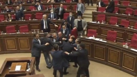 Ermənistan parlamentində əlbəyaxa dava - VİDEO