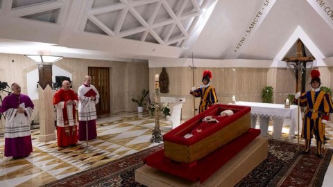 Roma Papasının cənazəsi Müqəddəs Pyotr Kilsəsinə gətirildi