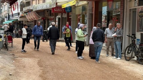 İstanbuldakı zəlzələdə balkondan tullanan şəxs yaralandı&nbsp;- VİDEO