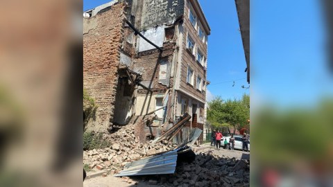 İstanbulda zəlzələ&nbsp;binanı&nbsp;uçurdu - FOTO