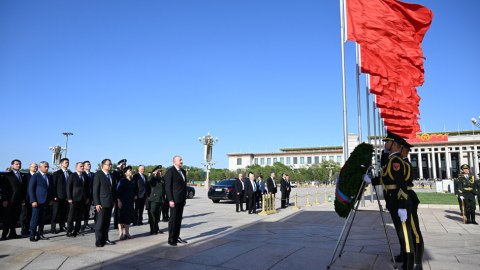İlham Əliyev&nbsp;Pekində Xalq Qəhrəmanları Abidəsini ziyarət edib - FOTO