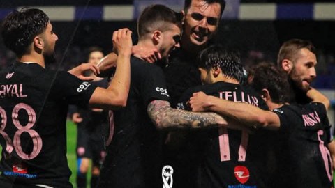 Daha bir komanda finalda