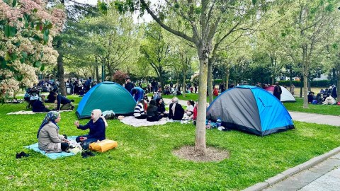 İstanbulda səhər çadırlarda açıldı