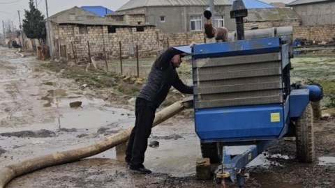 Digah qəsəbəsi yağış və qrunt sularından təmizlənir - FOTOLAR