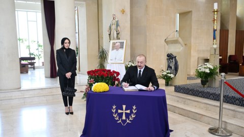 Prezidentlə xanımı&nbsp;Müqəddəs Məryəm Ana kilsəsində - FOTO