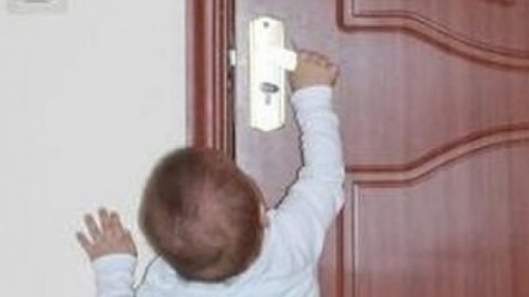 Bağlı qapı arxasında qalan azyaşlı xilas edildi